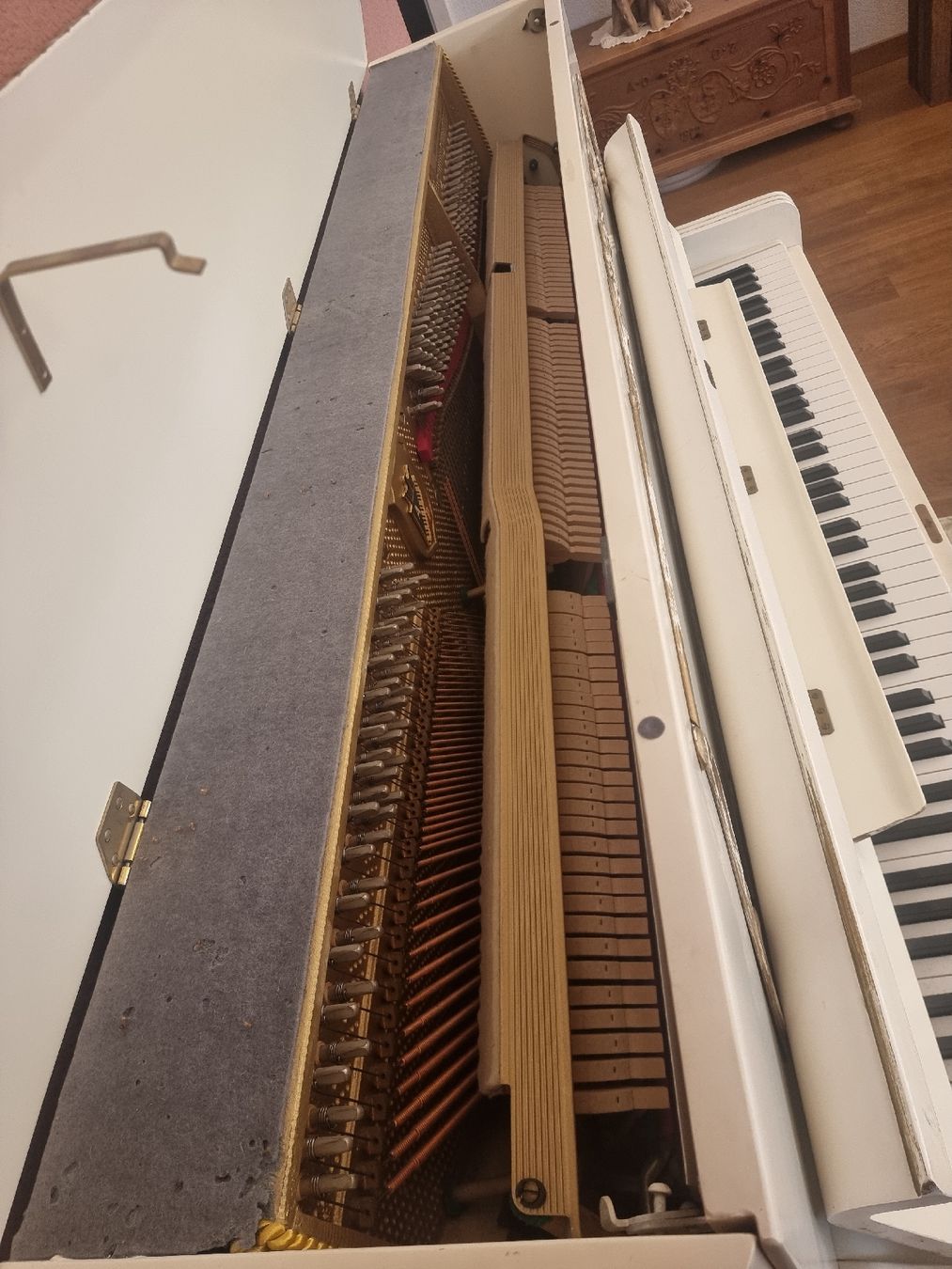 Strumenti musicali: Klavier weiss mit Klavierhocker – Usato da Sempach venduto da Severin.Roth 2