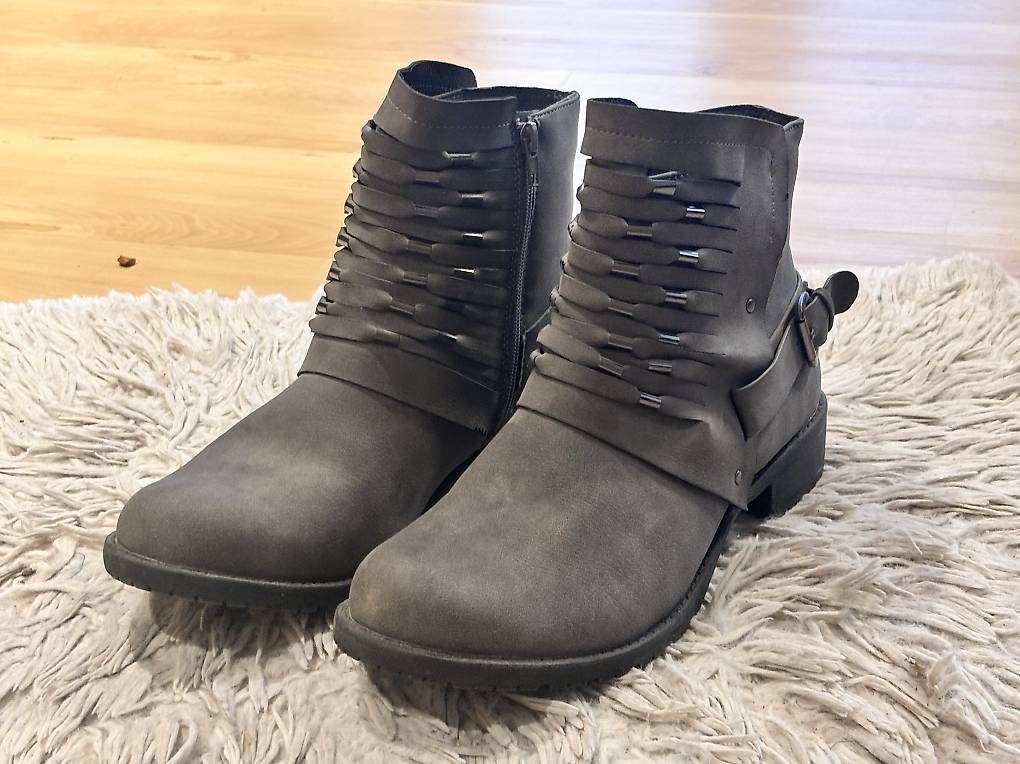 Scarpe da donna: Graue Boots – Nuovo e nell'imballaggio originale da Finsterhennen venduto da spe_j6zr 4