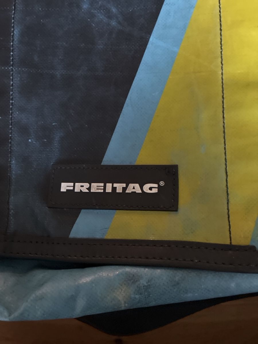 Freitag Borse: Freitag Tasche blau mit Loch – Usato da Mitlödi venduto da meyer-sabrina 1