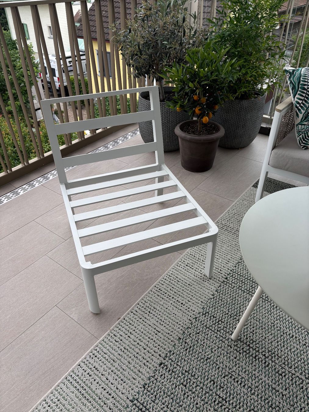Chaises: Lounge-Sessel Aluminium weiss mit Polster hellgrau – D'occasion à Arbon par Bclaudio1 3