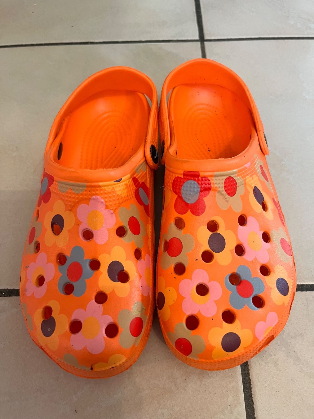 Crocs Scarpe da donna: Chaussures style crocs 41 oranges fleurs bon état – Usato da Porrentruy venduto da Madamebovary