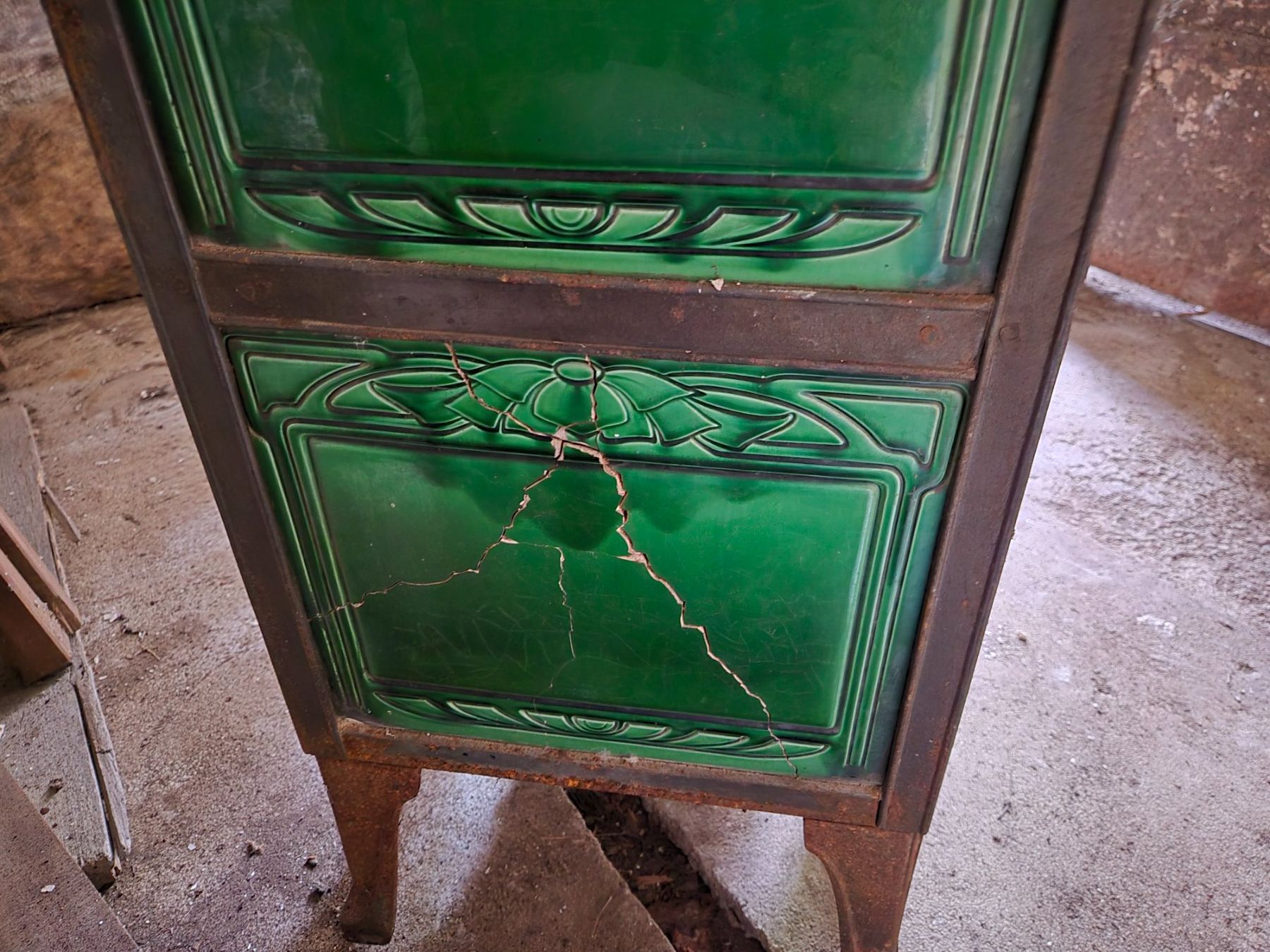 Altri mobili d'antiquariato: Antiker Standofen mit Kacheln – Difettoso da Montagne de Courtelary venduto da SchildiOlga 3