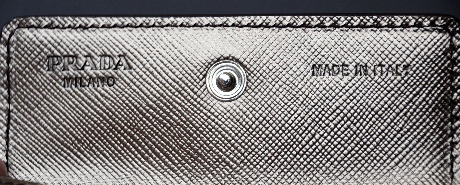 Prada Portafogli: Prada Kartenetui + Bleistift / porte-cartes + crayon – Nuovo (secondo la descrizione) da Collonges venduto da arashee 6