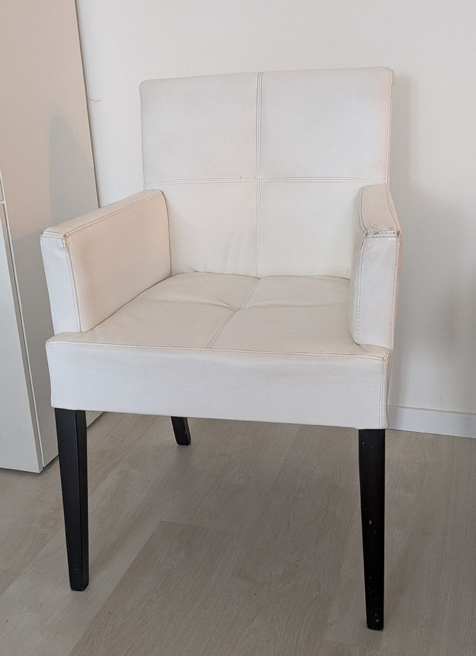 Poltrone: Comfortable White Leather Armchair - Perfect for Winter! – Usato da Adliswil venduto da aborzych