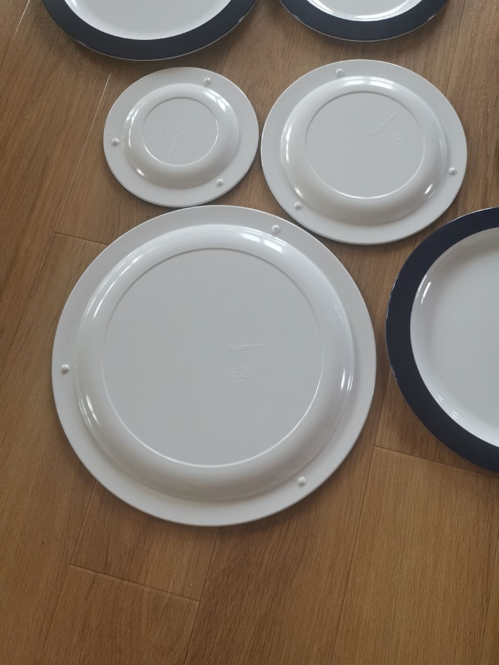 Tupperware Piatti: Neu!! Tupperware Teller-Set, dunkelblau, Camping 8-teilig – Nuovo (secondo la descrizione) da Hergiswil NW venduto da Angfri 2