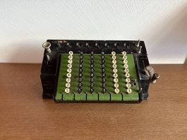TIM 1 Miniatur - Antike Kurbel-Rechenmaschine