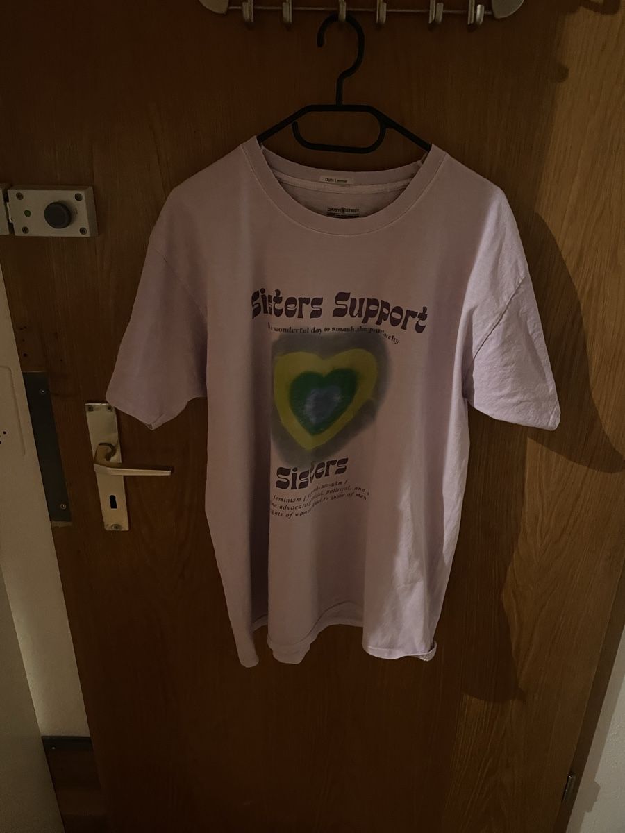 T-shirt: Lila Regenbogen Herz T-Shirt – Usato da Lenk im Simmental venduto da banane50626