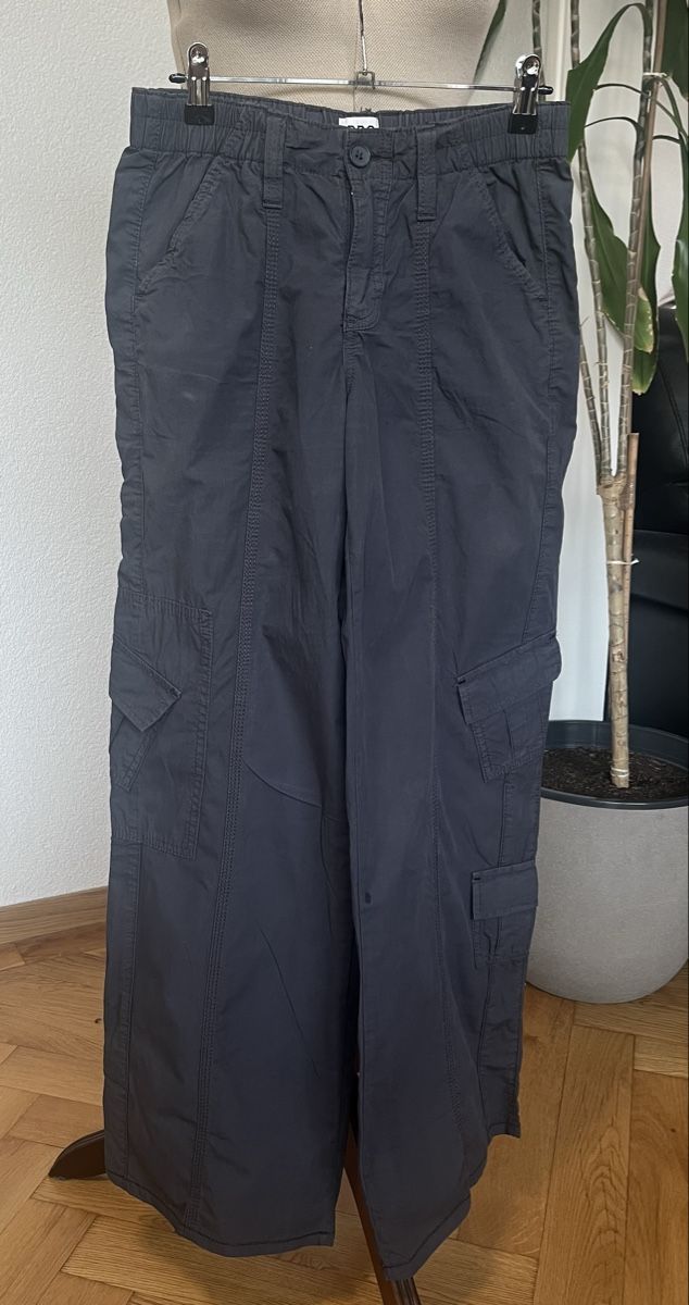 Urban Outfitters Pantaloni: Low waist cargo trousers – Usato da Lausanne venduto da Lillielillie