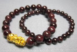 Edelstein Armbänder: natürlicher Granat mit Glücksbringer