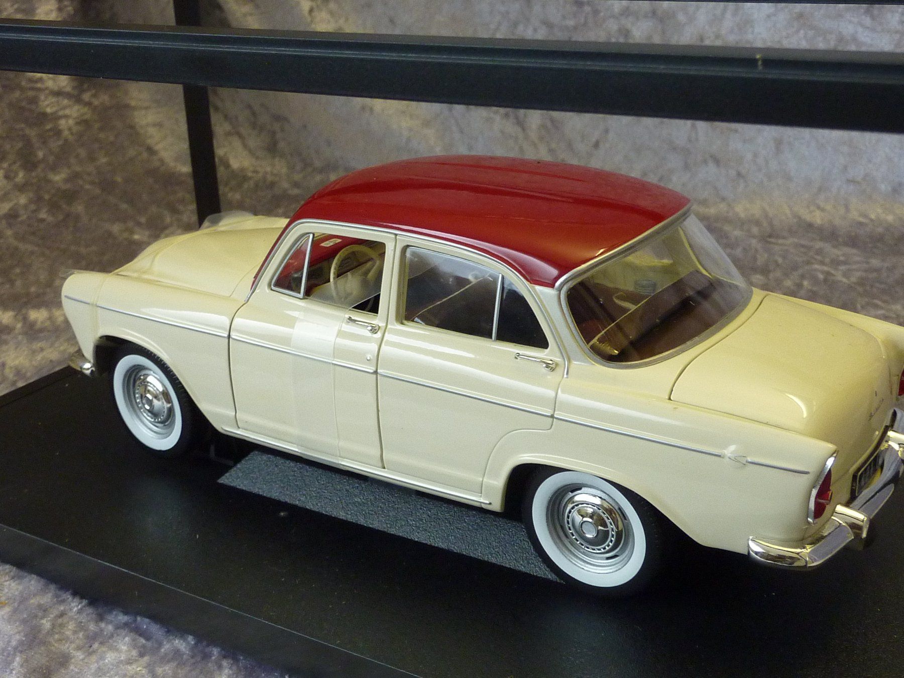 Simca Modellini d'auto: Simca Aronde P60  1:18 – Nuovo e nell'imballaggio originale da Dürrenäsch venduto da modellautos4you 3