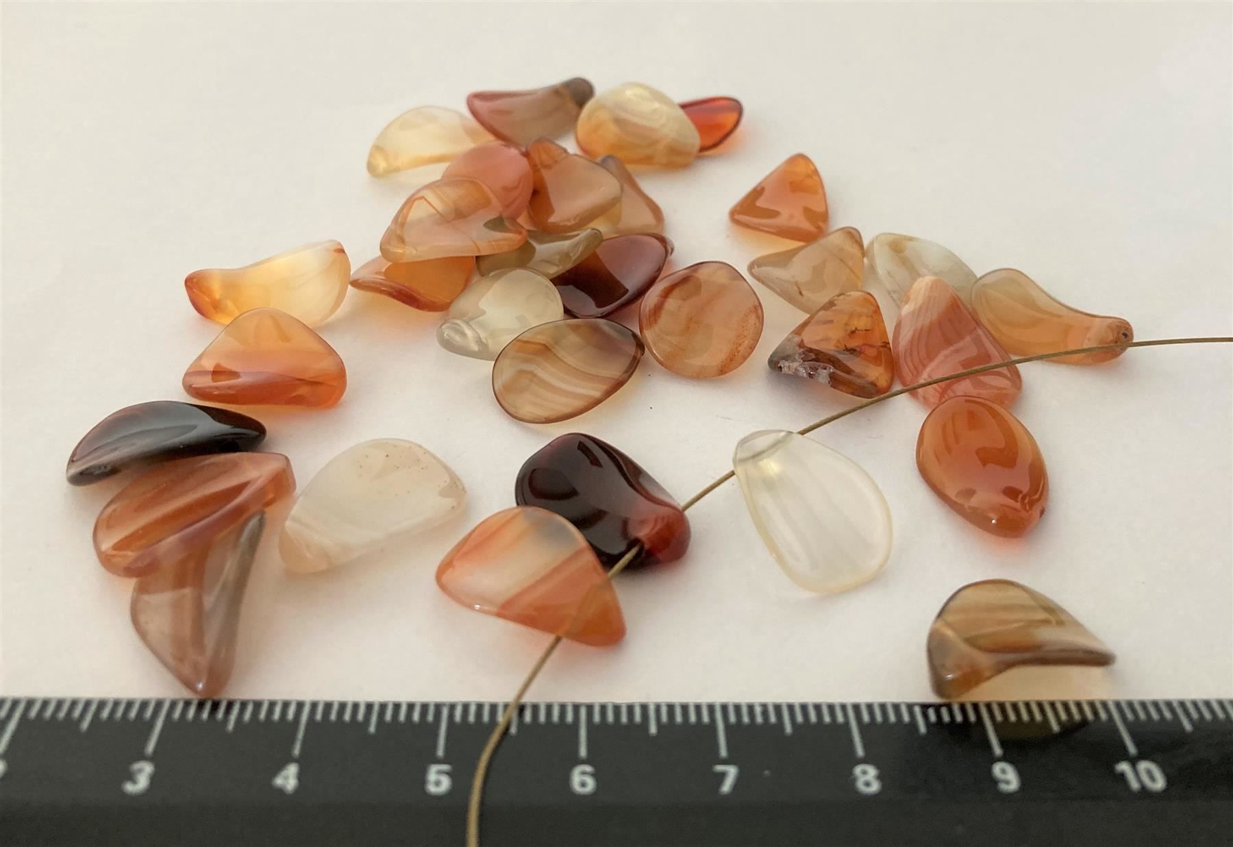 Perle (finte): 30 perles Cornaline "pétales" / Karneol – Nuovo e nell'imballaggio originale da Goumoens-la-Ville venduto da brandonv 1