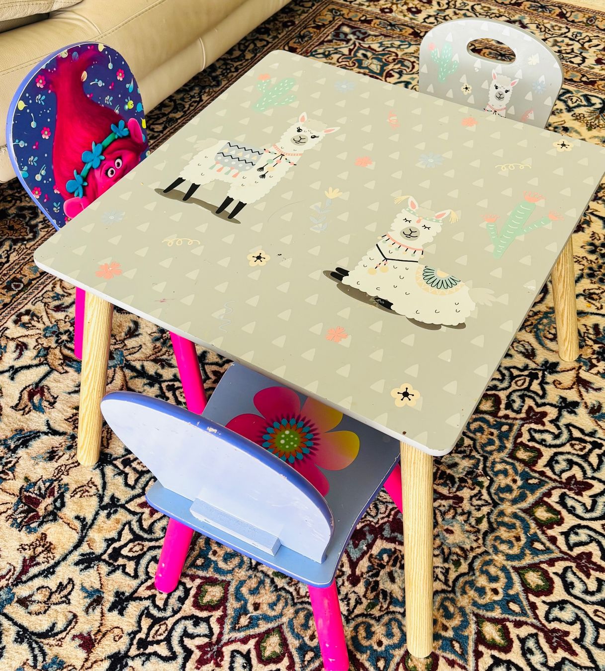 Set de table et chaises: Kindertisch mit Stühlen – D'occasion à St.Gallen par jurik