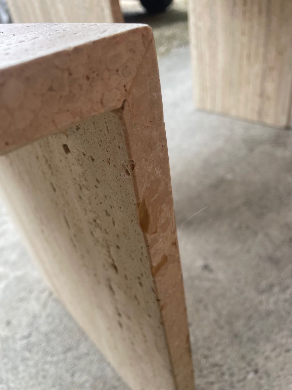 Set di tavolo e panche: Satztische aus Travertin // 3er Set – Usato da Schinznach-Dorf venduto da mix 5