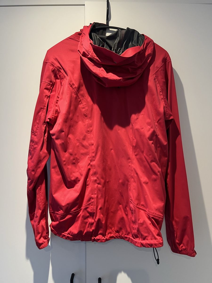 Peak Performance Vestes: Rote Peak Performance Regenjacke Grösse L – D'occasion à Linthal par livia.freitag 1