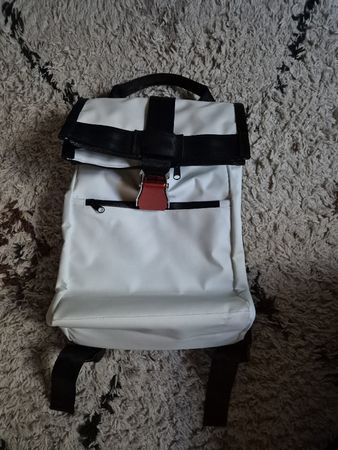 Sac à dos NINE JUNE 8l blanc à boucle rouge 