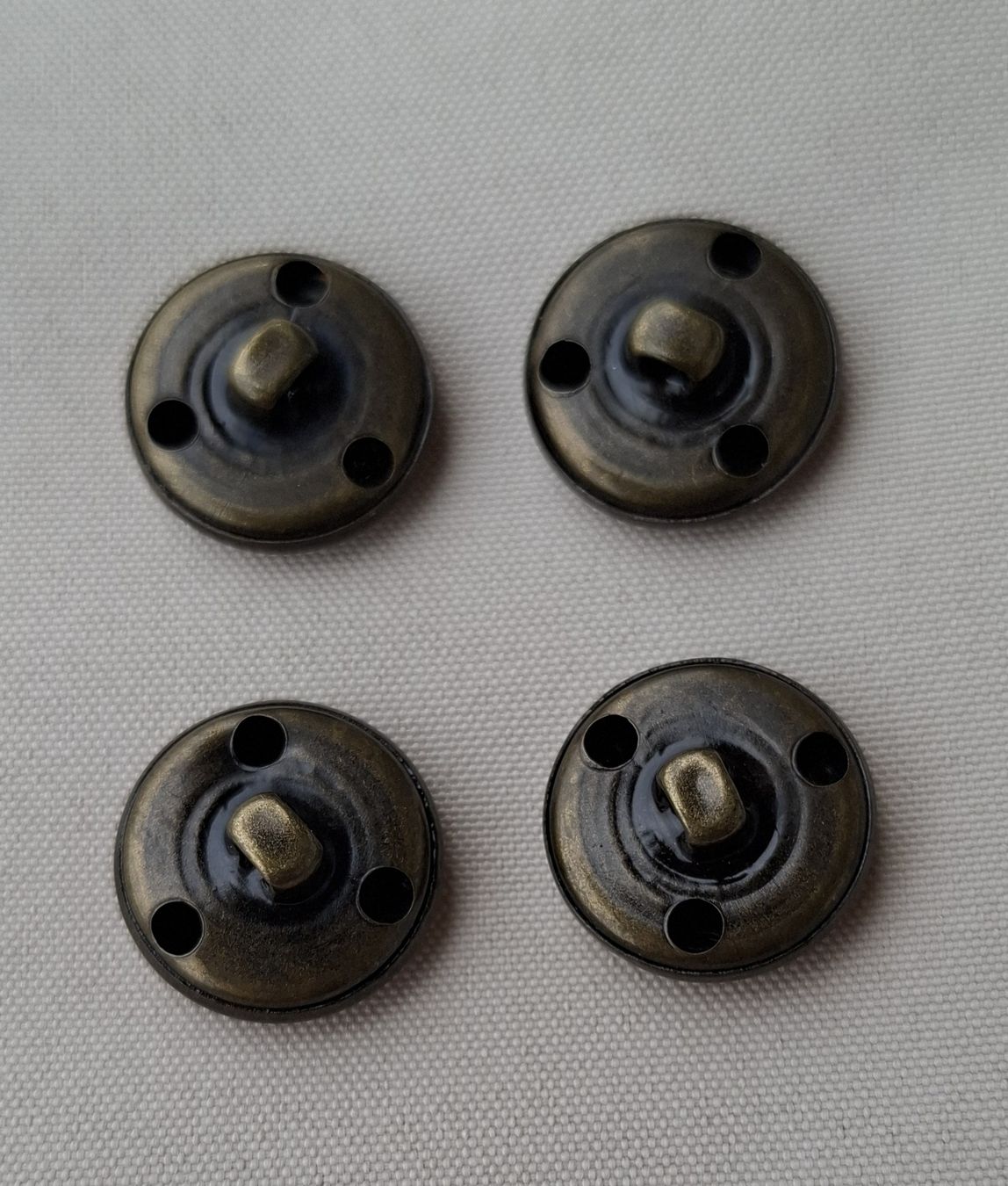 Bottoni: 4er Set Knöpfe Messing-Look, 20 mm. – Usato da Dietikon venduto da Hirschkopf 1