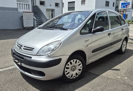 Geräumiger Minivan mit Klimaanlage
