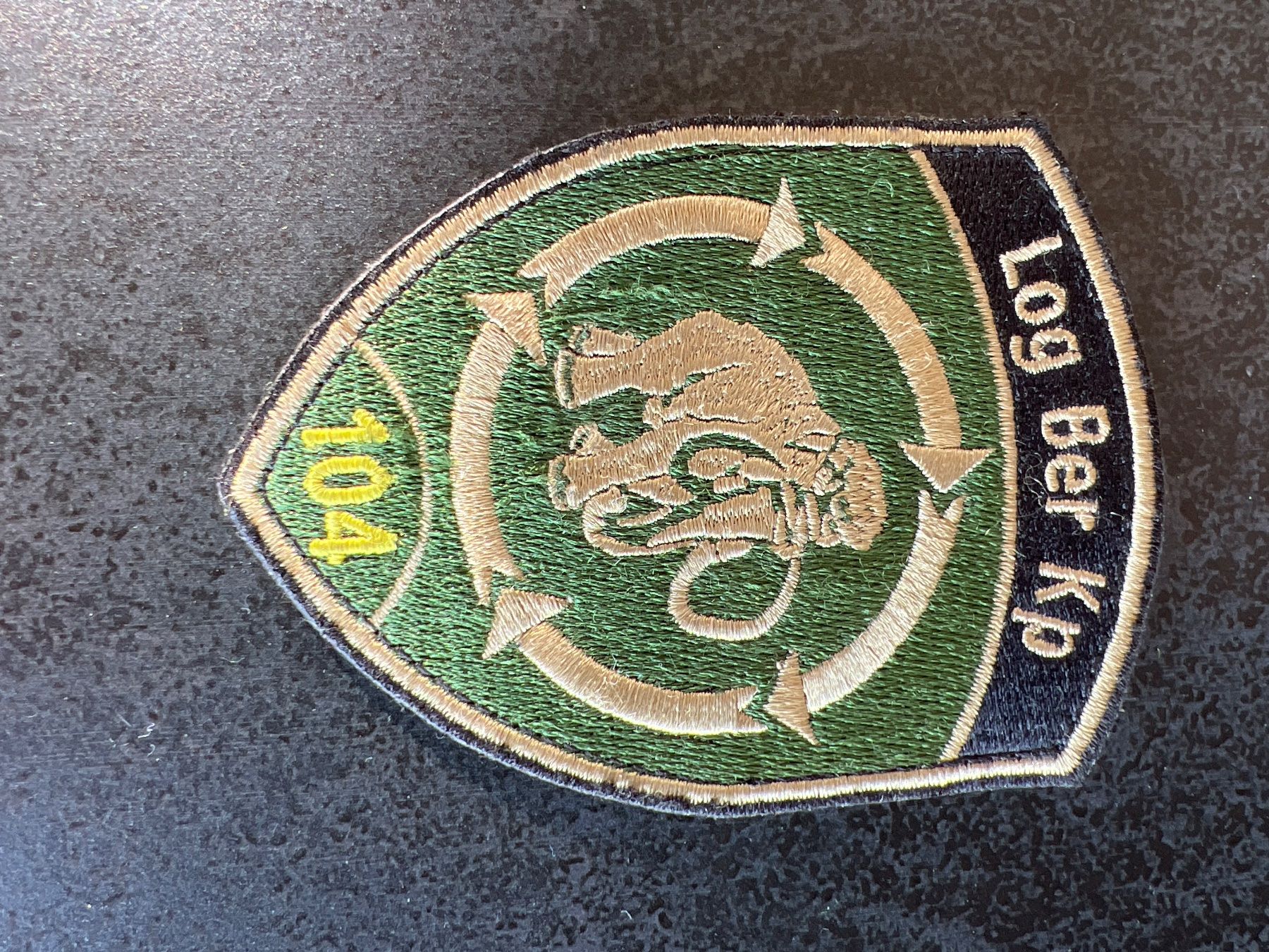 Schweizer Armee Plaketten & Abzeichen: Badge Log Ber kp 104 – Gebraucht aus Thun von IBT1