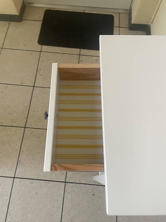 Ikea Tables de nuit: Ikea hemnes nachttisch beistelltisch – D'occasion à Dübendorf par rocki07 2