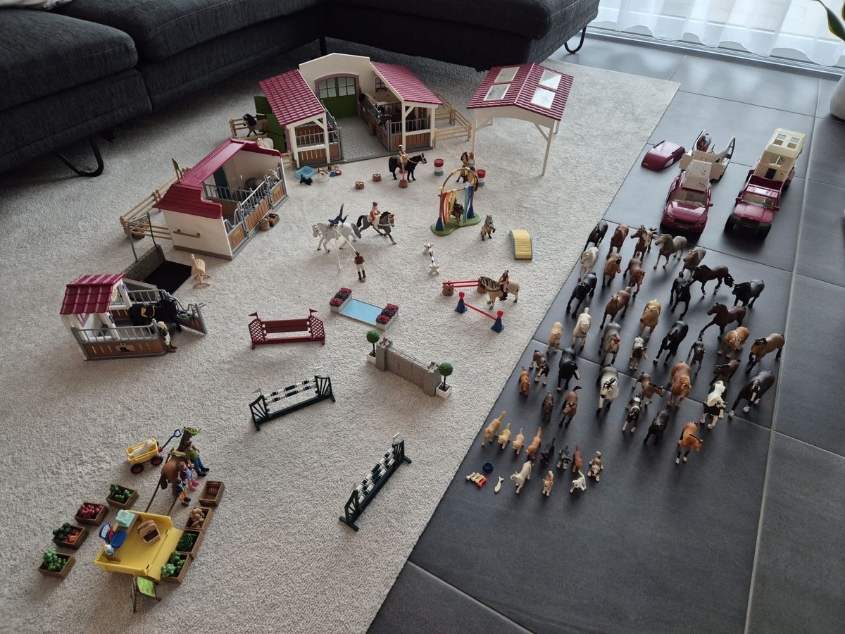 Schleich Spielzeuge: Schleichställe mit Reitplatz mit Zubehör – Gebraucht aus Uznach von j.g.gashi