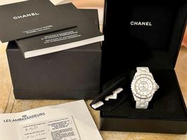 Montre Chanel J12 Blanc Calibre 12.1 38mm avec des diamants