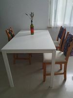 Tisch und 4 Stühle