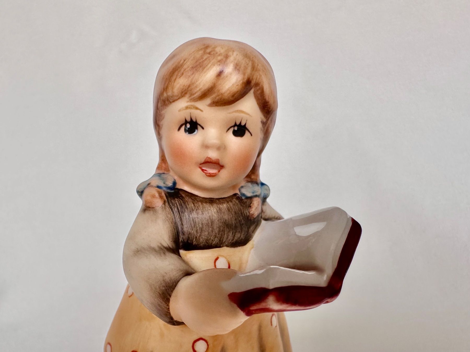 Hummel Statuette: Goebel Hummel Figur Mädchen "Fehlt noch was?" mit Plattform – Usato da Steinen venduto da SputnikSweetheart 2
