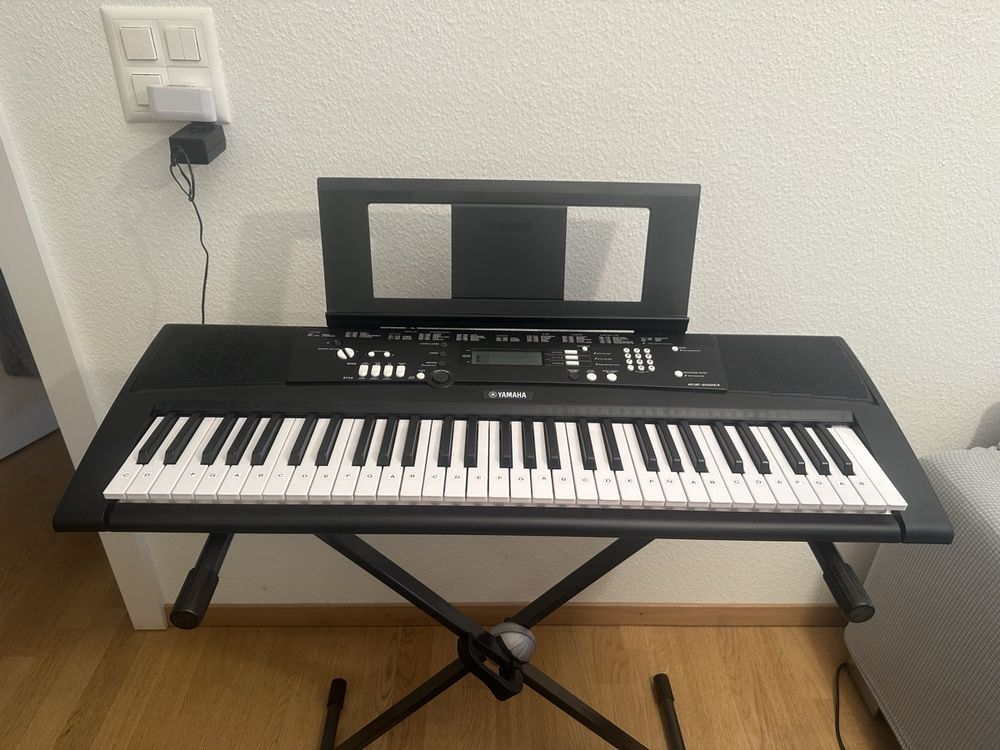 Yamaha Digital Keyboard EZ-220 wie neue mit Ständer | Acheter sur Ricardo