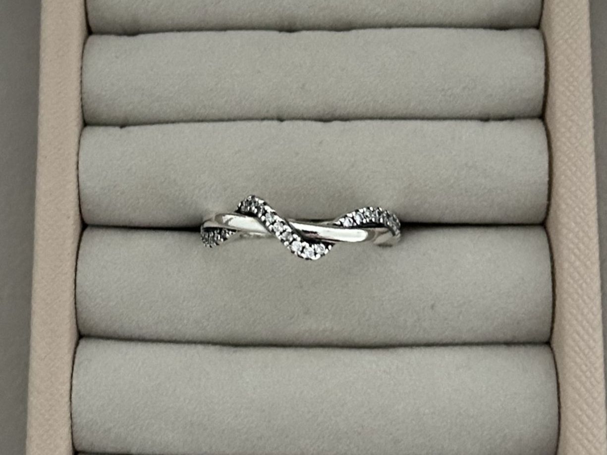 Pandora Anelli: Original Pandora Funkelnde Verschlungene Welle Ring - RRP 75 – Usato da Rheinfelden venduto da Boutique_Luxe