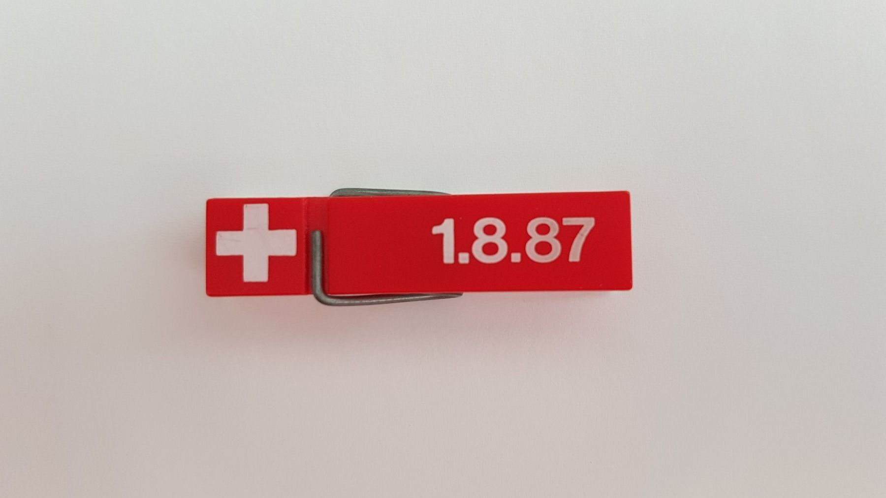 Placchette & Badge: 1. August Abzeichen 1987 - Wäscheklammer – Nuovo (secondo la descrizione) da Eglisau venduto da vomdings
