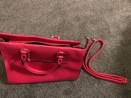 Neuwertige Handtasche in der Farbe pink