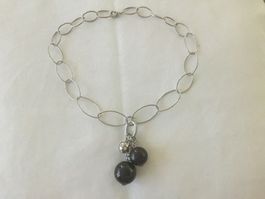 Collier tour de cou chaînons couleur argent et perles noires