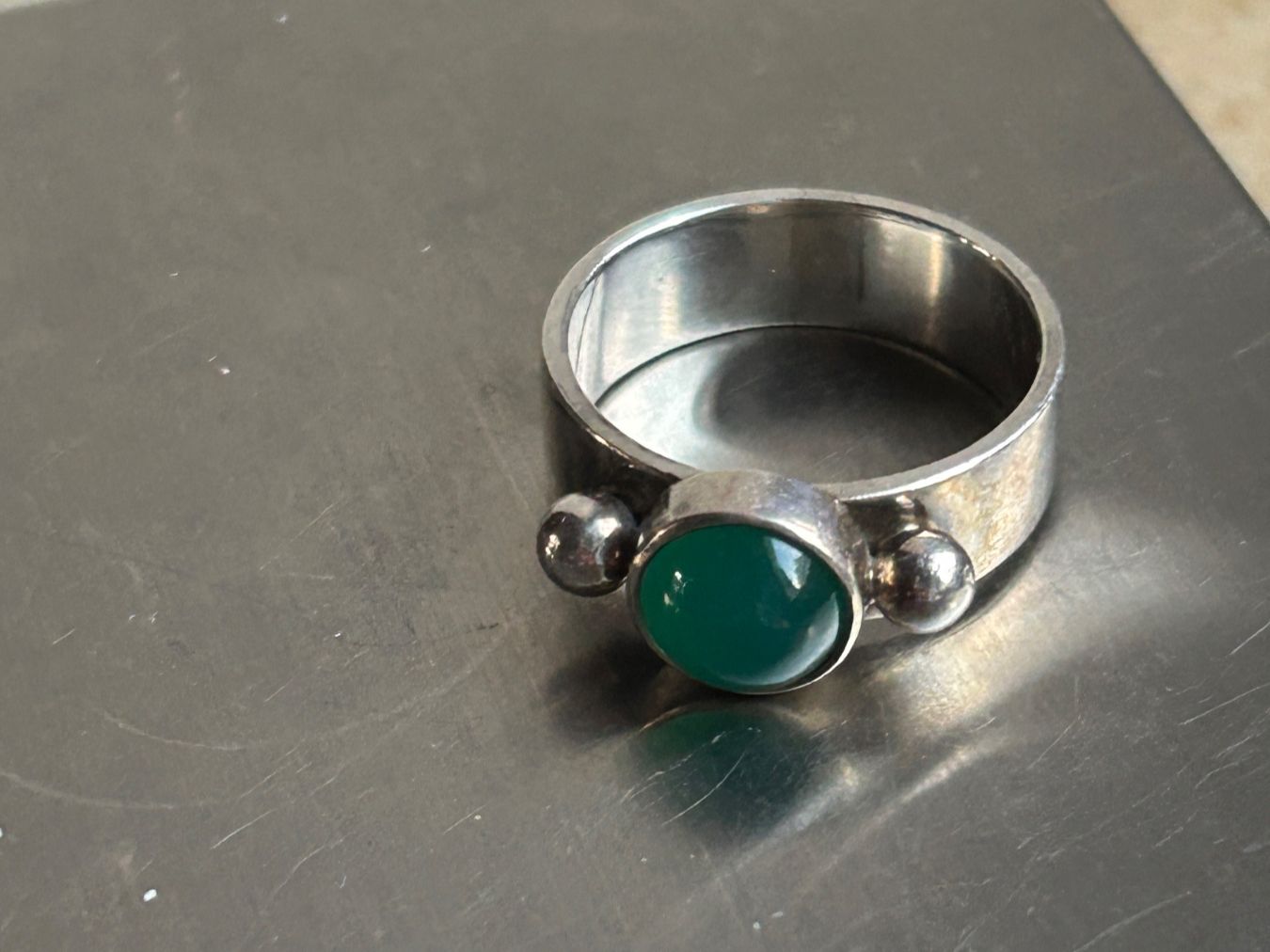 Anelli: Silber Ring mit grünem Stein (Grösse 57) – Usato da Laufen venduto da Bellebellezza