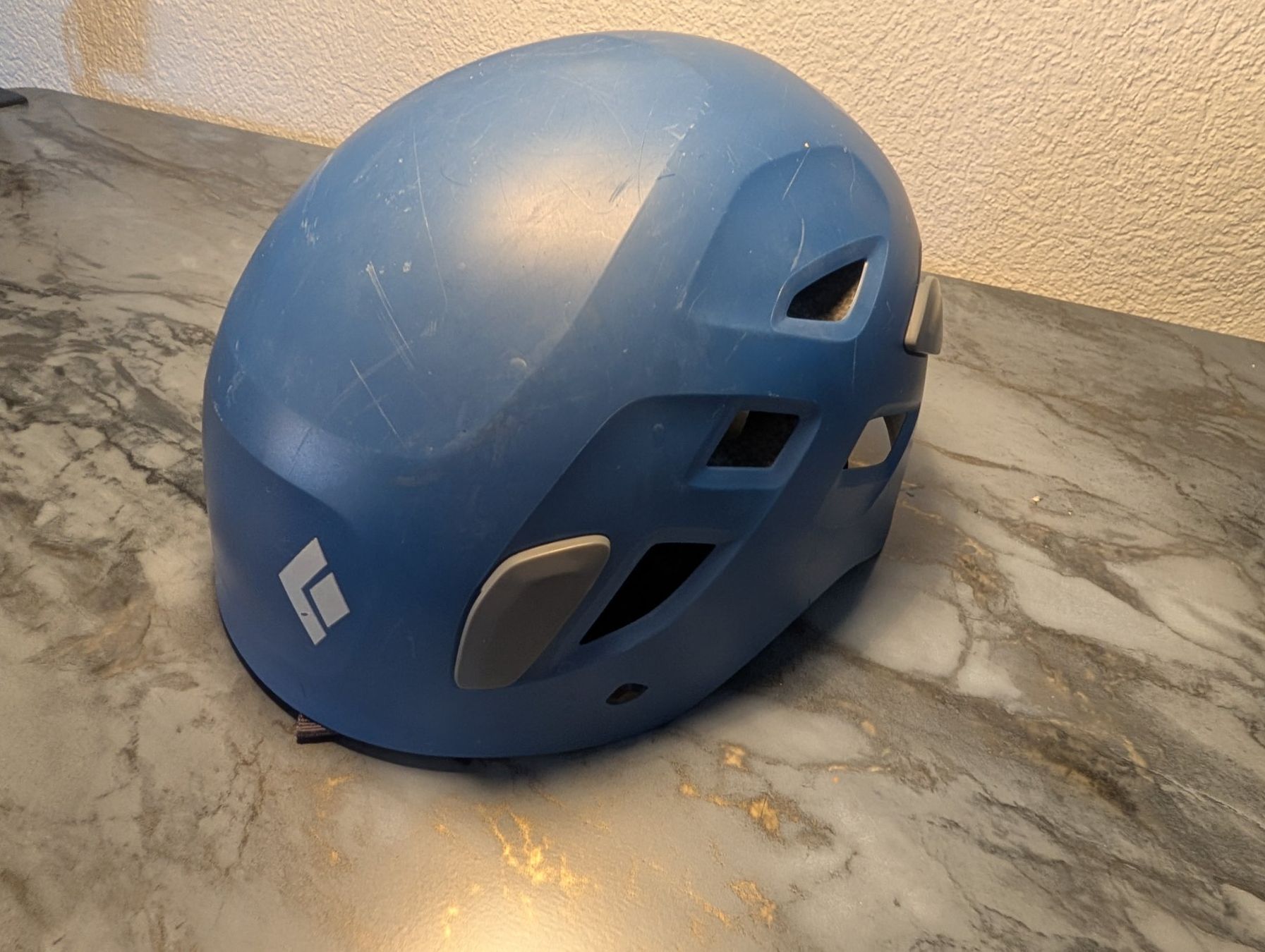 Black Diamond Helme: Kletterhelm Black Diamond – Gebraucht aus Urdorf von she_8mt6