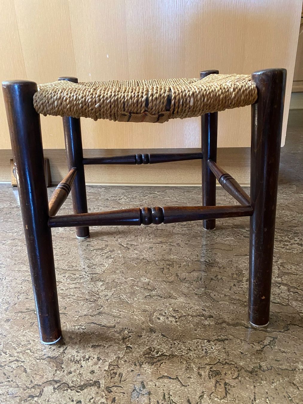 Sgabelli: Antiker Hocker mit originaler Bespannung, sehr bequem. – Usato da Stein AR venduto da claire009 4