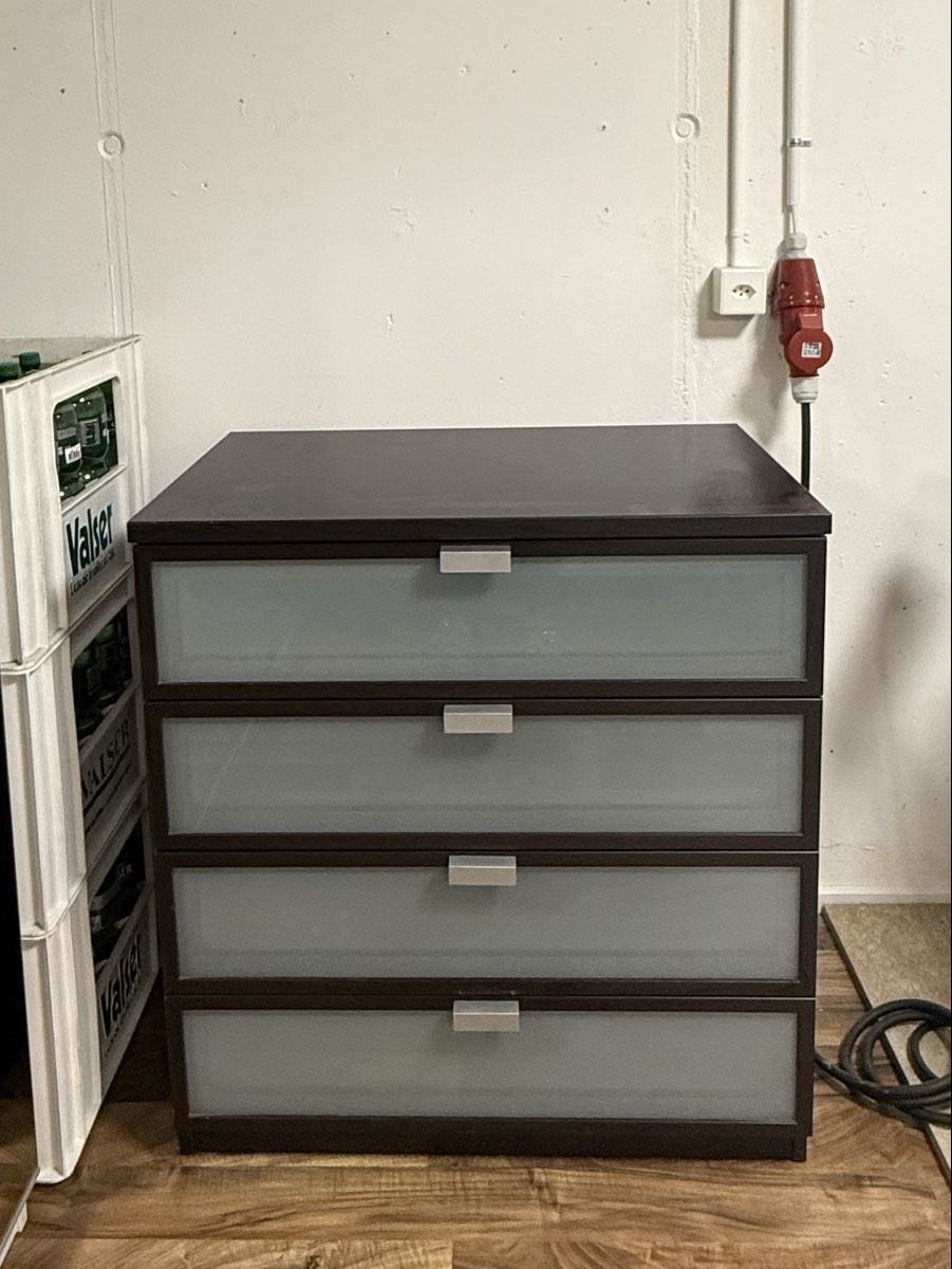 Ikea Cassettiere: IKEA Kommode mit 4 Schubladen, dunkelbraun – Usato da Wangen ZH venduto da ClaLoh