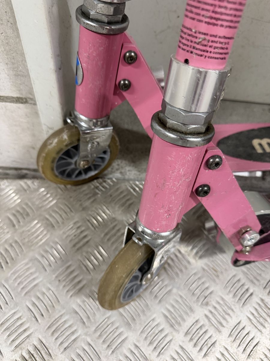 Micro Kickboard: Zwei Micro Scooter Kinderroller pink – Usato da Zürich venduto da Garfield80 1