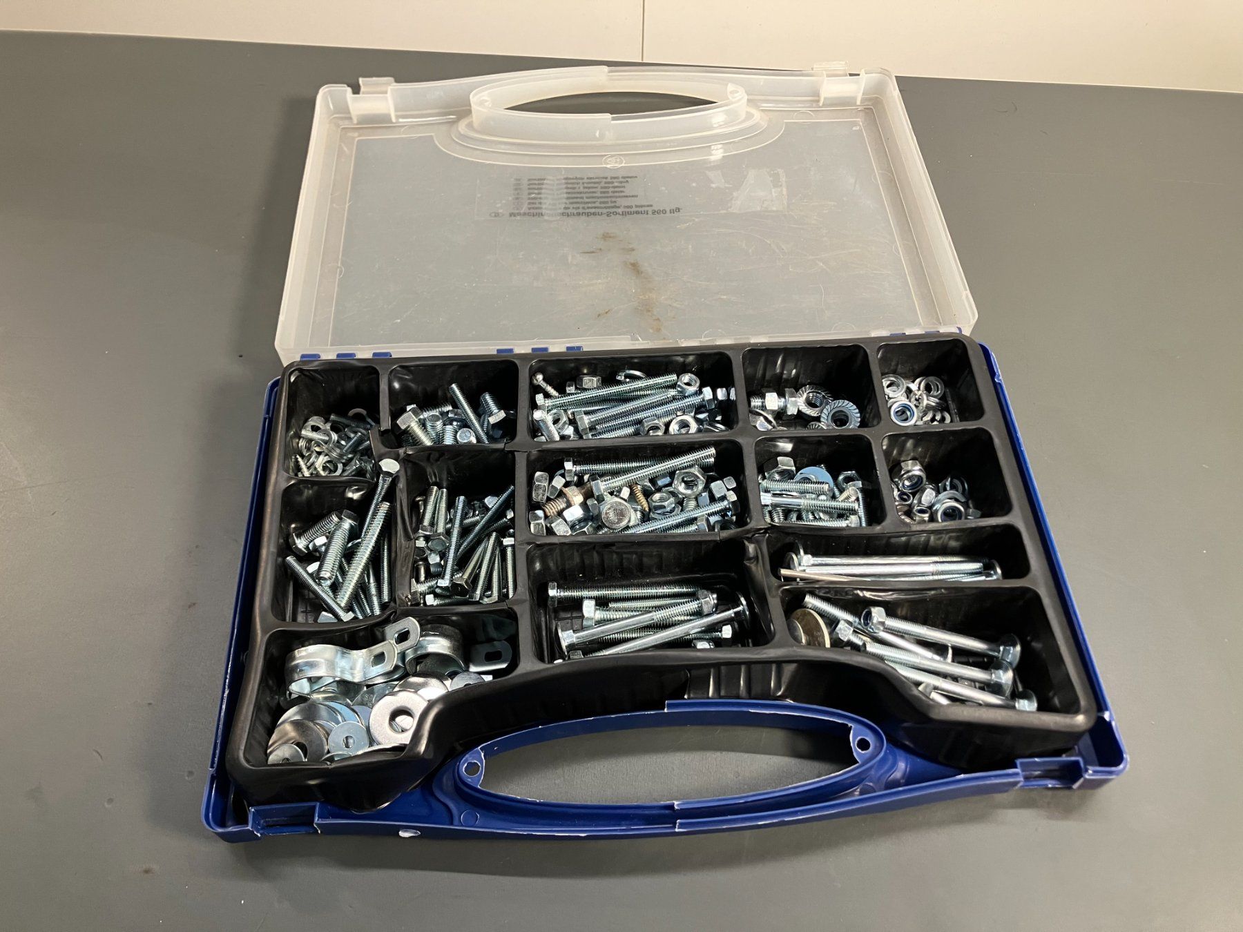 Alle Werkzeuge: Koffer-Sortierbox mit div. Metall Schrauben, Muttern ab 1.- – Gebraucht aus Lichtensteig von Buy24International