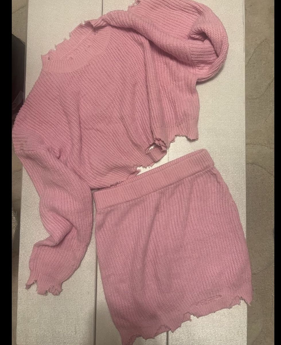 Lotti di vestiti: Strick Set rosa Pullover und Minirock mit Fransenoptik S/M – Usato da St. Gallen venduto da jojan 1