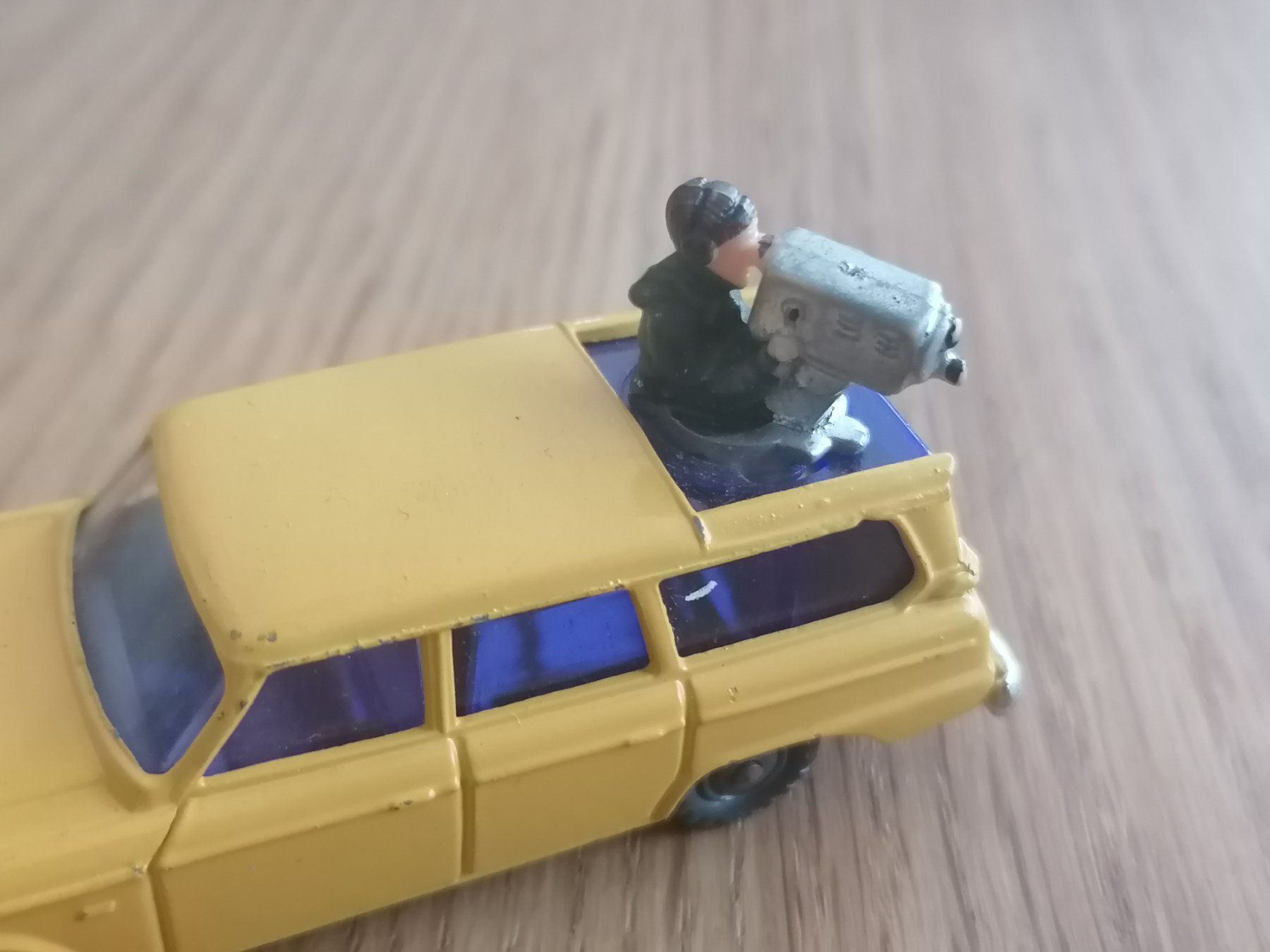 Modellini d'auto: HUSKY Models - Studebaker Wagonaire - TV Kamera – Usato da Basel venduto da vintagecollector 1