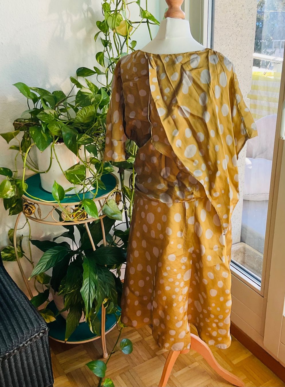 Jayko Tuniche: Superbe robe tunique JAYKO, drapé soyeux tons or pois argent – Usato da Genève venduto da Mazelyne 2
