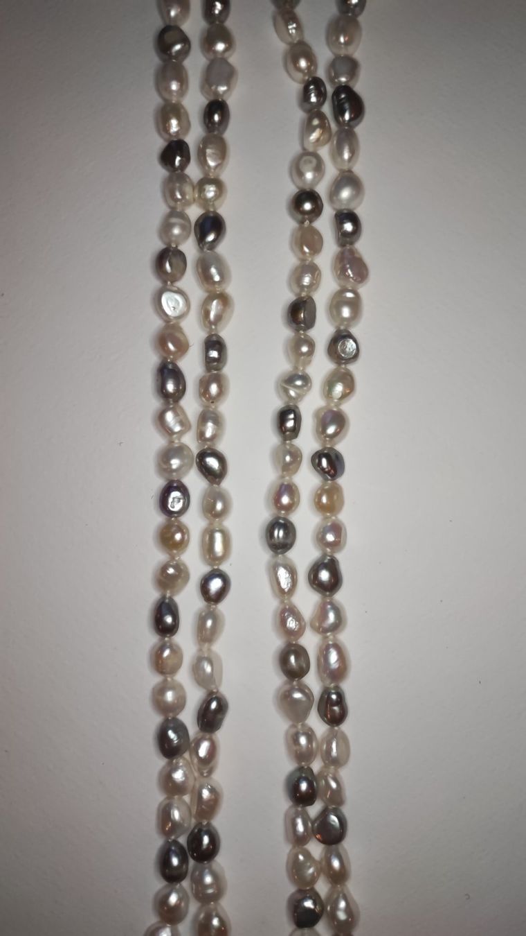 Ketten: Elegante Perlenkette, weiss & grau, sehr lang – Neu und originalverpackt aus Gstaad von Kunst1996 1