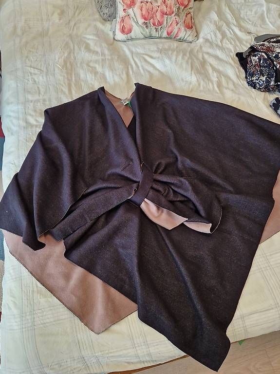 Foulard & Sciarpe: UCB Shawl - brand new – Nuovo e nell'imballaggio originale da Hergiswil NW venduto da luc_b5pz