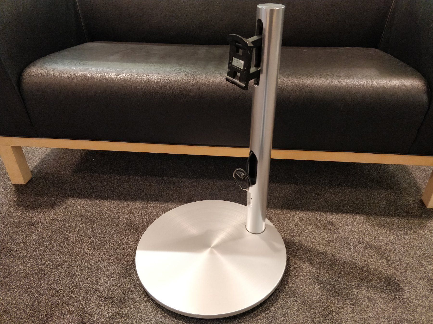 Bang & Olufsen Televisori: BeoVision 7-32 Motortischstandfuss 4092 – Usato da Hochdorf venduto da av-electronics
