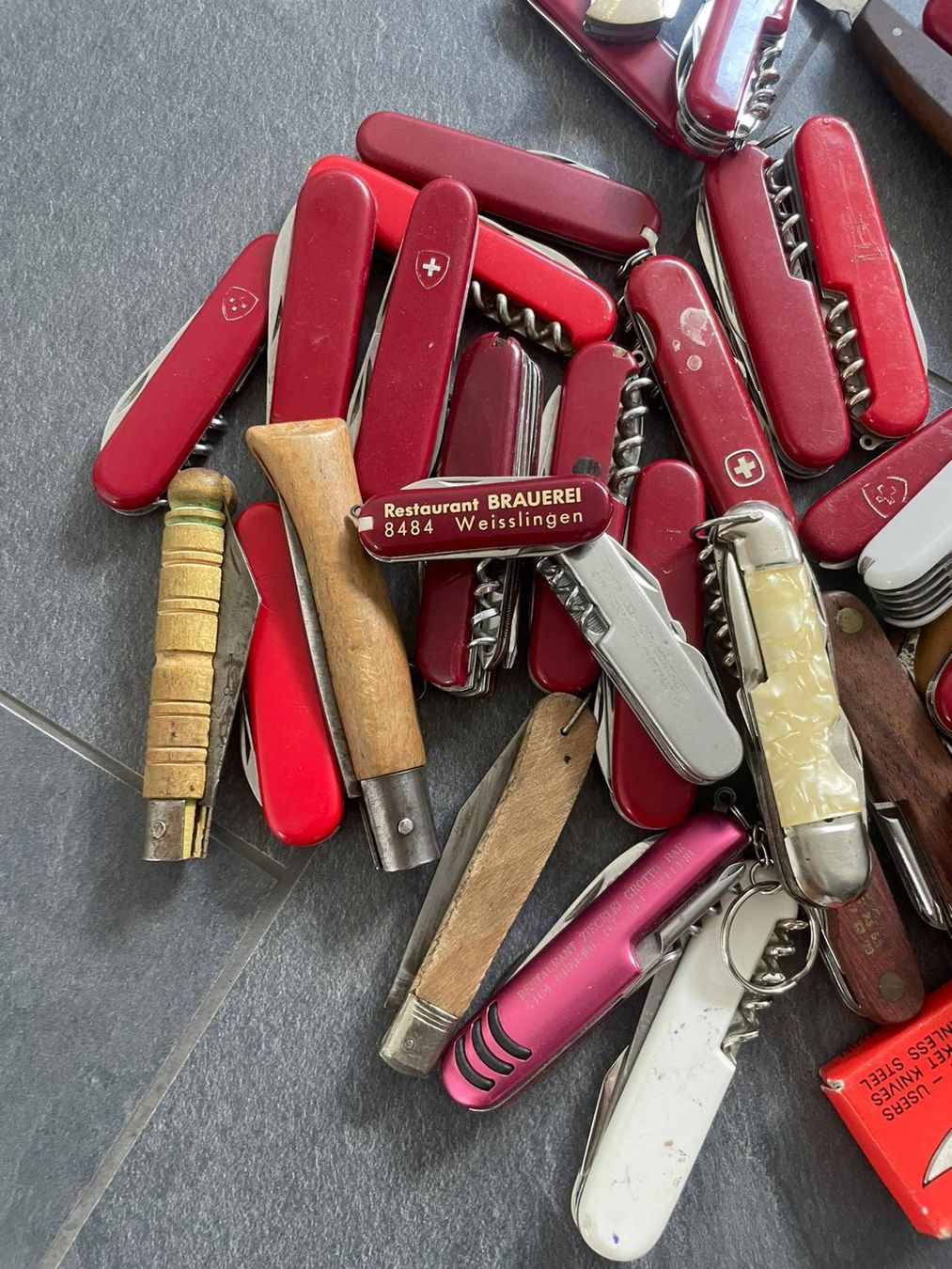 Victorinox Couteaux de poche: Taschenmesser Lot – D'occasion à Unterlangenegg par can_rf8g 1