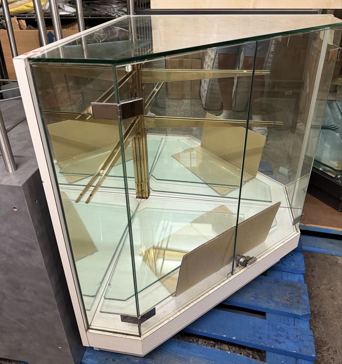 Vitrines: Vitrinenkasten Glas Messing pentagonal – D'occasion à Interlaken par Skandalpreis 2
