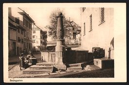 Bremgarten /AG, Kinder sitzen am Brunnen