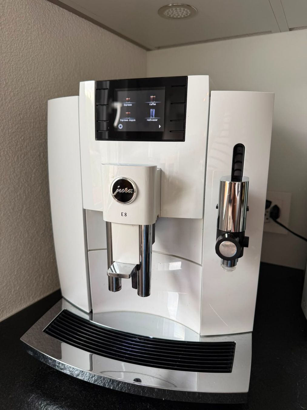 Jura Macchine per caffè & Macchine per espresso: Jura E8 - Kaffeevollautomat - ab 1.- – Usato da Neuhausen am Rheinfall venduto da de4n 3
