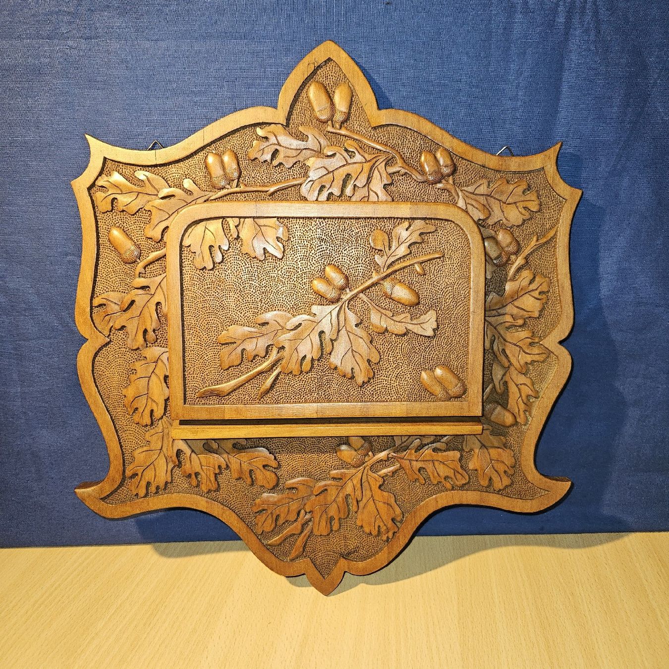Altro in Decorazioni & Accessori: Antike Holz-Wandzeitungshalter/Briefablage mit Eichenlaub – Usato da Kriens venduto da gra_fhn7