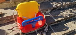 Kinderschaukel mit Sicherheitsbügel und Gurt